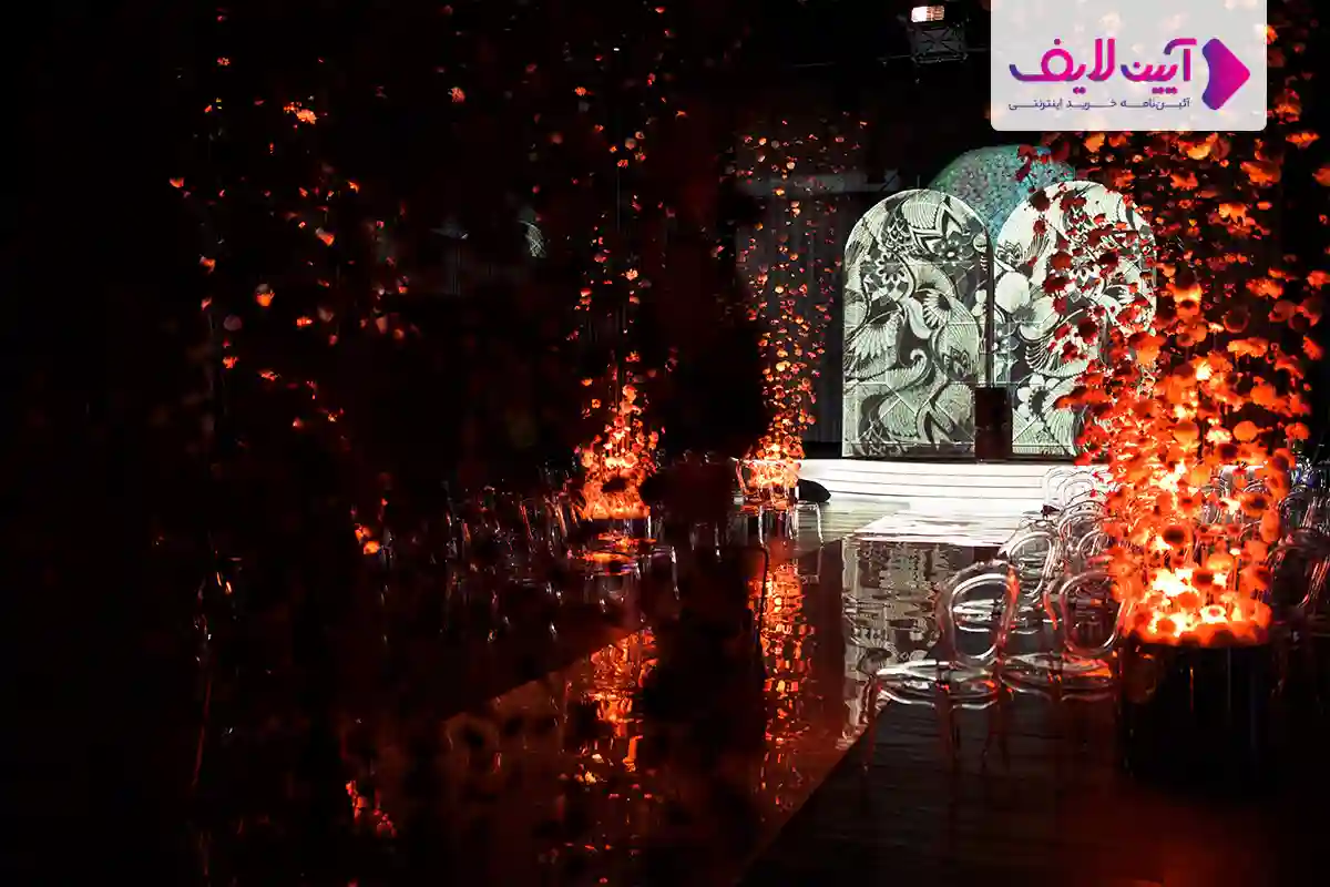 نورپردازی رویایی در شب با صندلی های شیشه ای