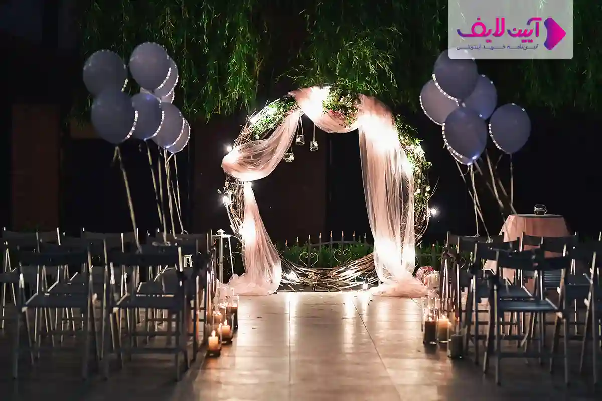 نورپردازی سن عروسی در شب در باغ تالار