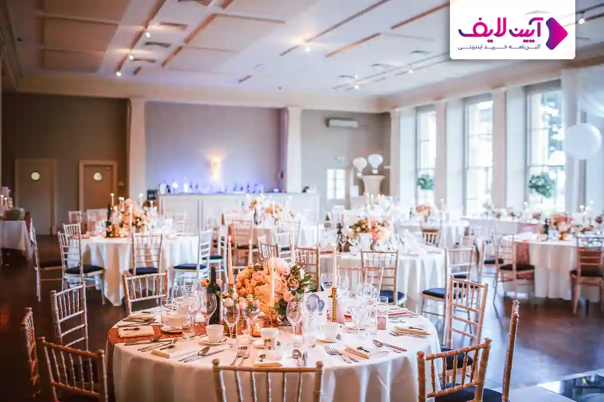 چینش جزیره ای میز و صندلی های سالن پذیرایی و تالار عروسی در جشن