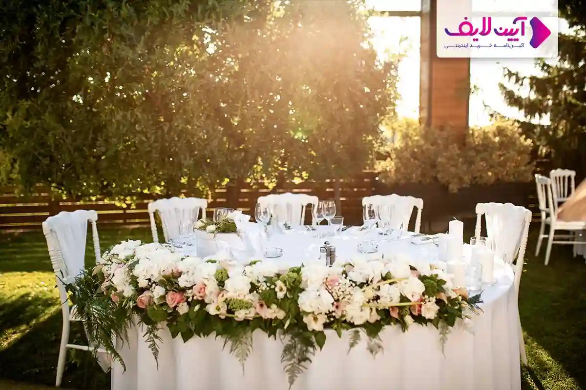 چینش روی میز برای مجلس عروسی  در باغ