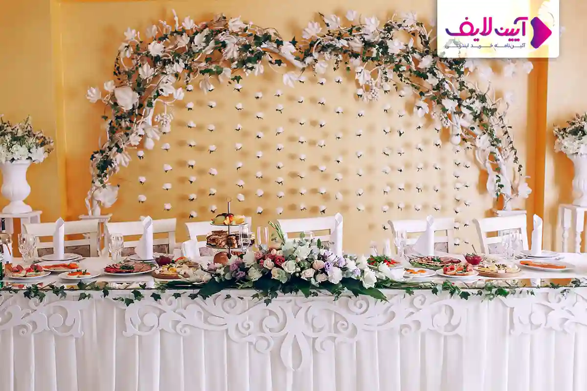 چینش روی میز در تالار عروسی